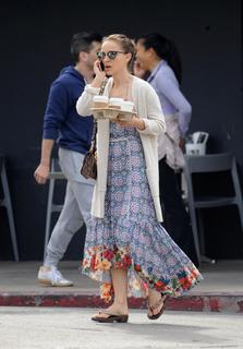 Natalie Portman feet photo thumbnail