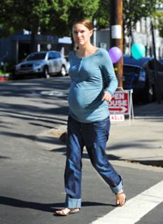 Natalie Portman feet photo thumbnail