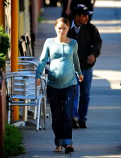 Natalie Portman feet photo thumbnail
