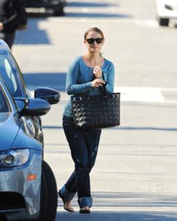 Natalie Portman feet photo thumbnail
