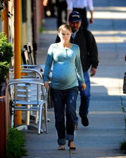 Natalie Portman feet photo thumbnail