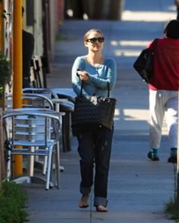Natalie Portman feet photo thumbnail