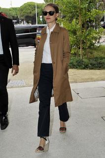 Natalie Portman feet photo thumbnail