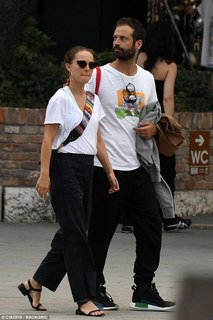 Natalie Portman feet photo thumbnail