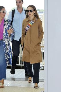 Natalie Portman feet photo thumbnail