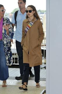 Natalie Portman feet photo thumbnail