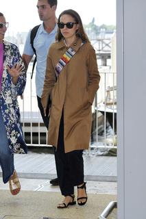 Natalie Portman feet photo thumbnail