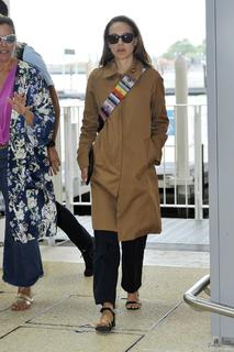 Natalie Portman feet photo thumbnail