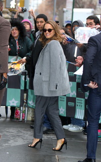 Natalie Portman feet photo thumbnail