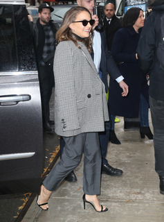 Natalie Portman feet photo thumbnail