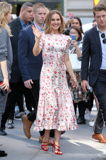 Natalie Portman feet photo thumbnail