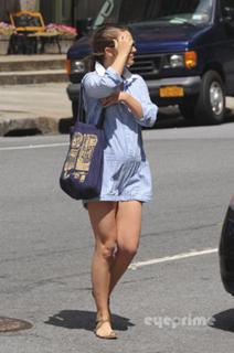 Natalie Portman feet photo thumbnail