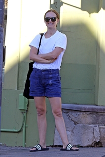 Natalie Portman feet photo thumbnail