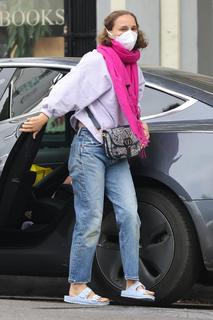 Natalie Portman feet photo thumbnail