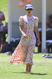Natalie Portman feet photo thumbnail