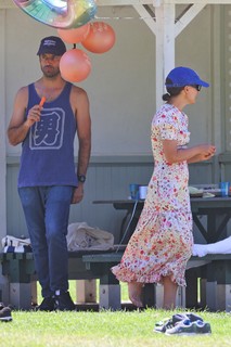 Natalie Portman feet photo thumbnail