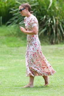 Natalie Portman feet photo thumbnail