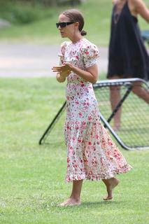Natalie Portman feet photo thumbnail