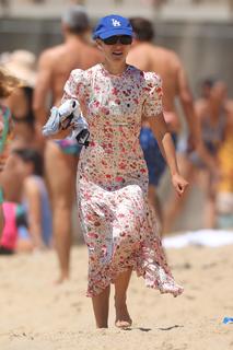 Natalie Portman feet photo thumbnail