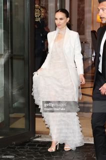 Natalie Portman feet photo thumbnail