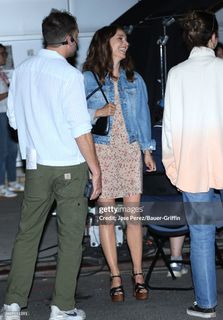 Natalie Portman feet photo thumbnail