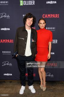 Natalie Portman feet photo thumbnail