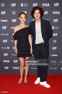 Natalie Portman feet photo thumbnail