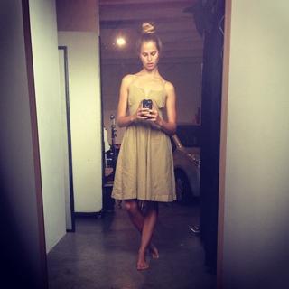 Natalie Roser feet photo thumbnail