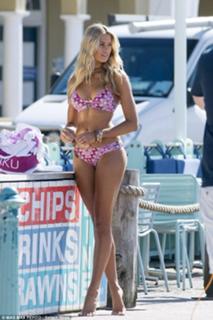 Natalie Roser feet photo thumbnail