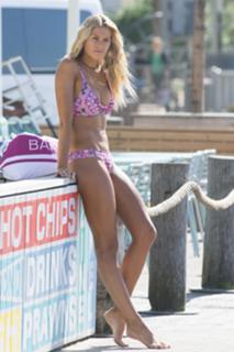 Natalie Roser feet photo thumbnail