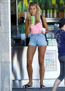 Natalie Roser feet photo thumbnail