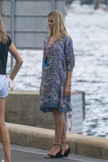 Natalie Roser feet photo thumbnail