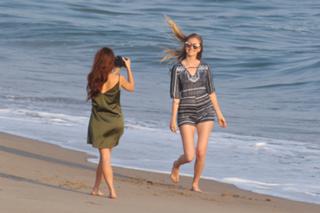 Natalie Roser feet photo thumbnail