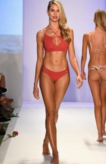 Natalie Roser feet photo thumbnail