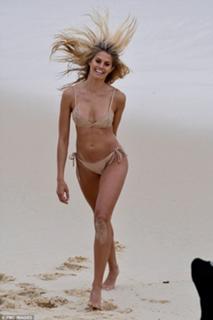 Natalie Roser feet photo thumbnail