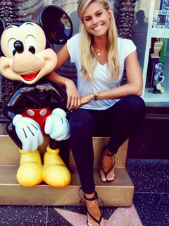 Natalie Roser feet photo thumbnail