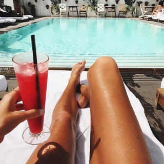 Natalie Roser feet photo thumbnail