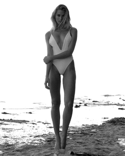 Natalie Roser feet photo thumbnail