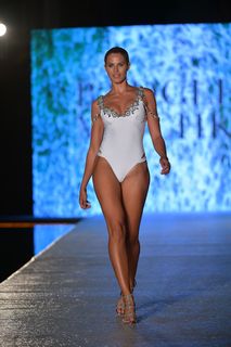 Natalie Roser feet photo thumbnail