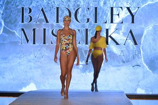 Natalie Roser feet photo thumbnail