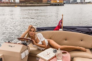Natalie Roser feet photo thumbnail