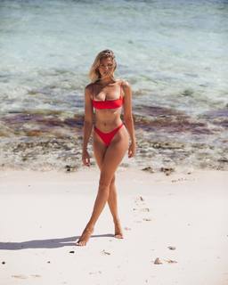 Natalie Roser feet photo thumbnail