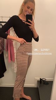 Natalie Roser feet photo thumbnail