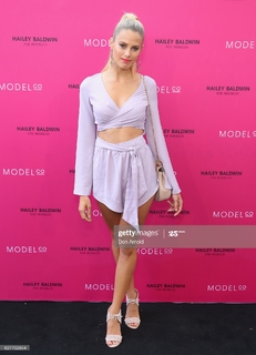 Natalie Roser feet photo thumbnail