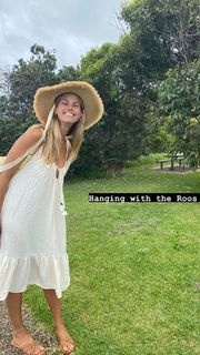 Natalie Roser feet photo thumbnail