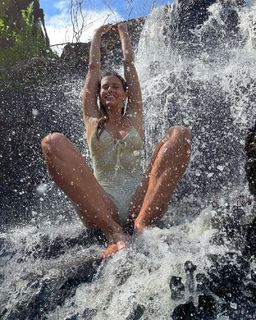 Natalie Roser feet photo thumbnail