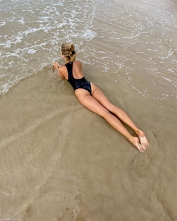 Natalie Roser feet photo thumbnail