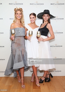 Natalie Roser feet photo thumbnail