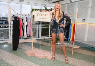 Natalie Roser feet photo thumbnail