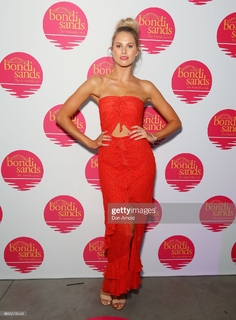 Natalie Roser feet photo thumbnail